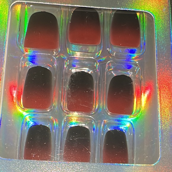 Glamermaid Press On Nails. Medium length
Black and Red - Picture 3 of 6